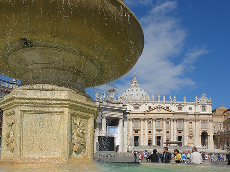 Brunnen mit Petersdom - Vatikanstaat